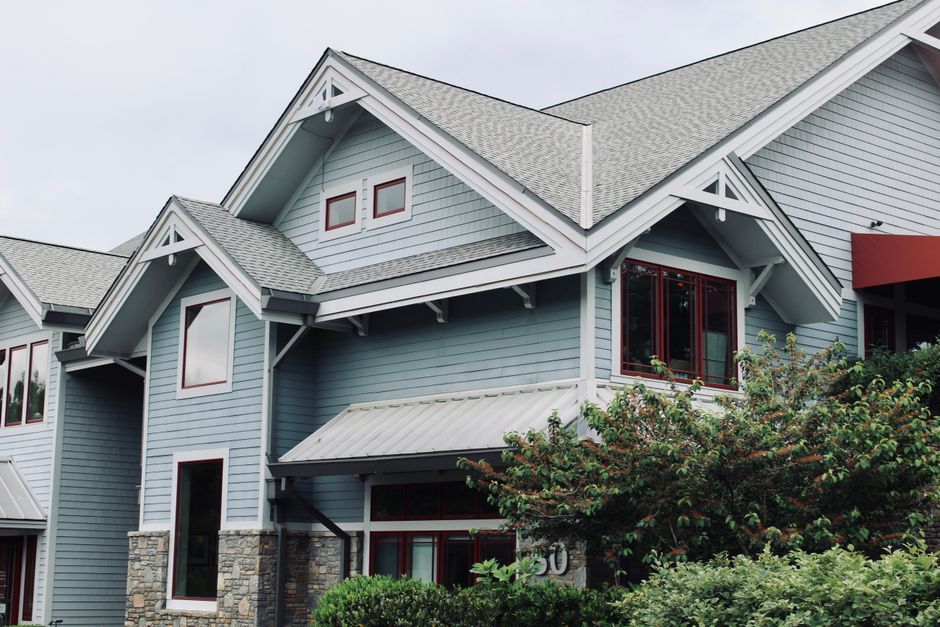 Comparison of Atlas Pinnacle and Atlas Pristine asphalt shingle options