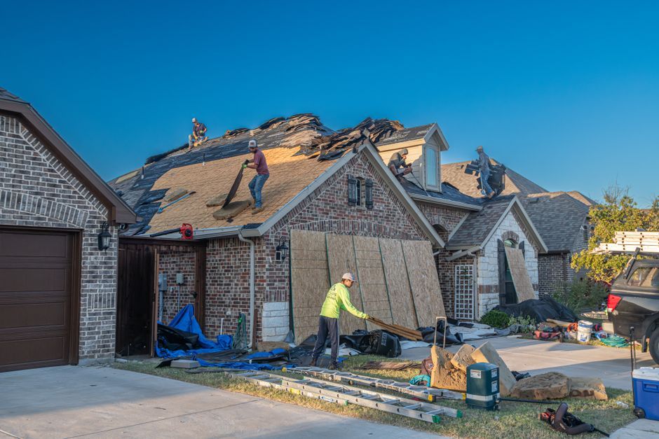 Infographic comparing Atlas Pinnacle Pristine vs Impact vs Sun shingle lines with key specs and best use cases Infographic comparing Atlas Pinnacle Pristine vs Impact vs Sun shingle lines with key specs and best use cases