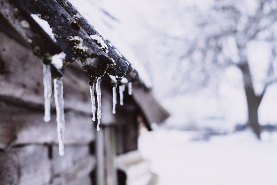 Infographic showing freeze-thaw cycle, attic heat loss, and how ice dams form on Arkansas roofs with damage types listed